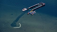 Wal Timmy hat es in den Lastkahn geschafft. Jetzt wird er mit einem Schlepper durch die Ostsee gezogen.