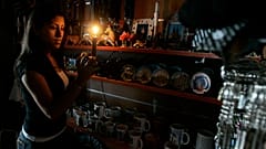 ARQUIVO: Uma mulher trabalha numa loja à luz de velas em Barcelona, Espanha, em 24 de julho de 2007.