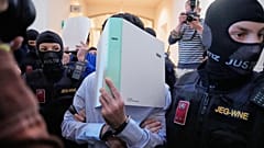 Prozess gegen Österreicher wegen mutmaßlichen Anschlagsplans auf Taylor-Swift-Konzert beginnt – Angeklagte verbergen auf dem Weg ins Gericht ihre Gesichter – 28.4.2026