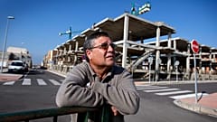 ARCHIVO: El obrero de la construcción Antonio Montoya, de 54 años, posa frente a una obra paralizada debido a la crisis del sector inmobiliario en Almería, en febrero de 2009.