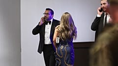 مدير مكتب التحقيقات الفيدرالي كاش باتيل يتحدث عبر الهاتف خلال حفل عشاء مراسلي البيت الأبيض، يوم السبت 25 أبريل/نيسان 2026، في واشنطن. (صورة من وكالة أسوشيتد برس/توم برينر)
