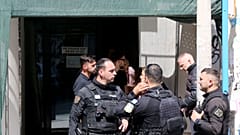Polizeibeamte vor den Büros des Nationalen Sozialversicherungsfonds (EFKA) an der Kreuzung der Straßen Eleftheriou Venizelou und Ethnikis Antistaseos in Kerameikos nach einem Zwischenfall mit Schüssen 