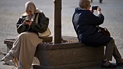 Donne con il cellulare sulla Piazza Rossa a Mosca, mercoledì 11 marzo 2026.