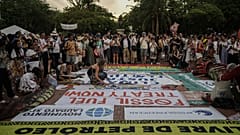 Activistas participan en una manifestación durante una conferencia destinada a abandonar los combustibles fósiles el lunes 27 de abril de 2026, en Santa Marta, Colombia.