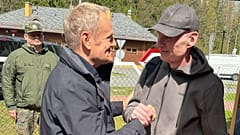 Premierminister Donald Tusk mit dem freigelassenen Journalisten und Aktivisten Andrzej Poczobut in Polen. 