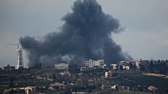 ARQUIVO: Nuvem de fumo após ataque israelita no sul do Líbano, 12 de abril de 2026