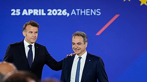 Le Premier ministre grec Mitsotakis et le Président français Macron lors de la conclusion du Forum économique Grèce-France à Athènes, en Grèce, le samedi 25 avril 2026.