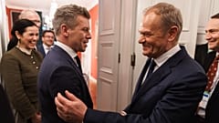 Péter Magyar e Donald Tusk em Munique, a 13 de fevereiro de 2026