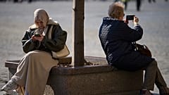 Mujeres con teléfonos móviles en la Plaza Roja de Moscú, miércoles 11 de marzo de 2026.