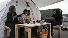 Vertriebene, die vor israelischen Angriffen im Süden Libanons geflohen sind, sitzen am Freitag, 24. April 2026, vor Notunterkünften in Beirut, Libanon.