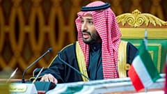  يظهر ولي العهد السعودي الأمير محمد بن سلمان وهو يلقي كلمة خلال قمة مجلس التعاون الخليجي في الرياض، المملكة العربية السعودية، يوم الثلاثاء 14 ديسمبر 2021.