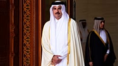 Dosya - Katar Emiri Tamim bin Hamad el-Thani, Doha, Katar'daki Amiri Diwan'da Kanada Başbakanı Mark Carney'i karşılamak için bekliyor. 16 Ocak 2026.
