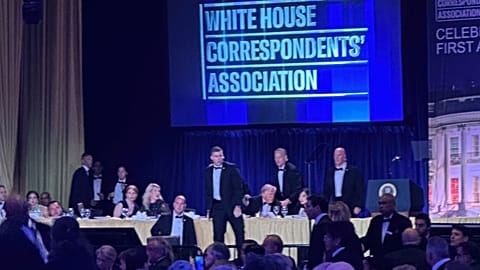 Agentes del Servicio Secreto de EEUU rodean al presidente Donald Trump tras un tiroteo durante la Cena de Corresponsales de la Casa Blanca, 25 de abril de 2026.