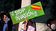 Ein Mann hält in Madrid, Spanien, am Dienstag, den 18. Mai 2021 ein Schild hoch.