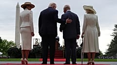 US-Präsident Donald Trump spricht mit dem britischen König Karl III. auf dem South Lawn des Weißen Hauses, 28. April 2026