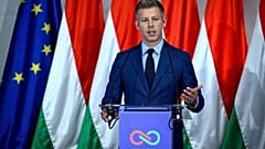 Der neue ungarische Premierminister Magyar spricht zu den Medien 