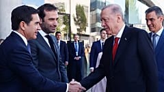 O Presidente da Turquia, Recep Tayyip Erdogan, aperta a mão a Carlos Torres, CEO do BBVA, enquanto Carlos Cuerpo e Pedro Sánchez olham para 13 de junho de 2024.