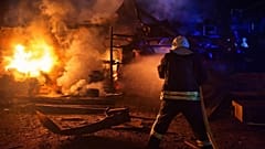 Rettungskräfte löschen ein Feuer nach einem russischen Drohnenangriff in der Region Odessa, 15. April 2026
