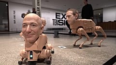 Nahaufnahme eines Roboterhundes mit Jeff-Bezos-Kopf