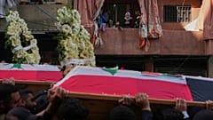 يحمل المشيعون نعوش مقاتلين فلسطينيين اللذين قضيا أثناء قتالهما إلى جانب حزب الله ضد إسرائيل في جنوب لبنان، لبنان، الثلاثاء 28 أبريل/نيسان 2026