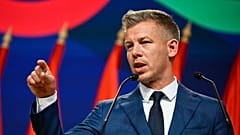 El primer ministro entrante de Hungría, Péter Magyar, habla con los medios de comunicación en Budapest, 12 de abril de 2026.
