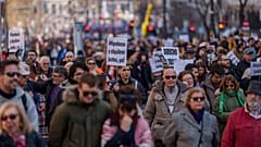 Άνθρωποι διαδηλώνουν κατά τη διάρκεια διαμαρτυρίας ενάντια στην εκτίναξη των τιμών ενοικίασης διαμερισμάτων στη Μαδρίτη, Ισπανία, Κυριακή 9 Φεβρουαρίου 2025.
