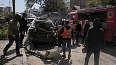 Filistinli sivil savunma ekipleri 28 Nisan 2026 Salı günü Gazze'de İsrail saldırısında hasar gören bir araç üzerinde çalışıyor.