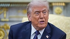 Donald Trump amerikai elnök beszél Friedrich Merz német kancellárral folytatott megbeszélésen a Fehér Ház Ovális Irodájában 2026. március 3-án.