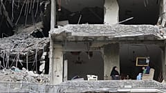 Eine Familie in den Trümmern ihres Wohnhauses in den südlichen Vororten von Beirut, Libanon, 25. April 2026