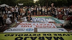 Ακτιβιστές συμμετέχουν σε διαδήλωση κατά τη διάρκεια συνεδρίου με στόχο τη μετάβαση από τα ορυκτά καύσιμα τη Δευτέρα 27 Απριλίου 2026, στη Σάντα Μάρτα της Κολομβίας.