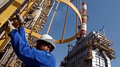 ARŞİV. Bir petrol teknisyeni, Birleşik Arap Emirlikleri’ndeki Cebel Ali rafinerisinde bir kuleden inerken, Mart 2004