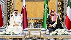 Suudi Veliaht Prensi Muhammed bin Selman Cidde'de düzenlenen KİK İstişare Zirvesi sırasında Katar Emiri Tamim bin Hamad Al Thani ile bir araya geldi.
