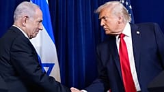 الرئيس الأميركي دونالد ترامب يصافح رئيس الوزراء الإسرائيلي بنيامين نتنياهو خلال مؤتمر صحفي في مارالاغو، فلوريدا، 29 ديسمبر/كانون الأول 2025.