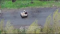 Video der ukrainischen Armee zeigt: Rettungsroboter holt ältere Frau in Sicherheit.