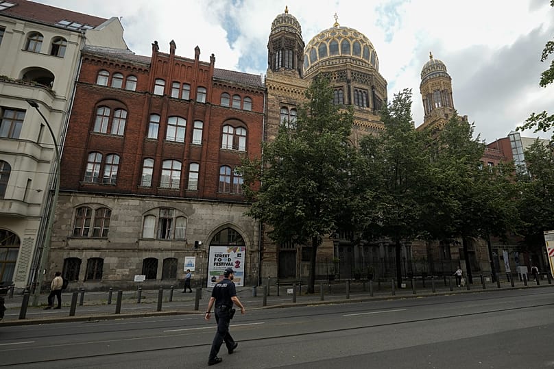 Ein Polizist patrouilliert vor der "Neuen Synagoge“ in der Berliner Innenstadt.