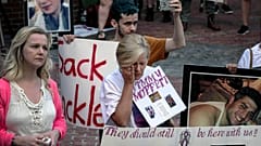 Archivbild: Demonstrierende, die Angehörige durch die Opioidkrise verloren haben, protestieren am zweiten August 2019 vor einem Gerichtsgebäude in Boston.