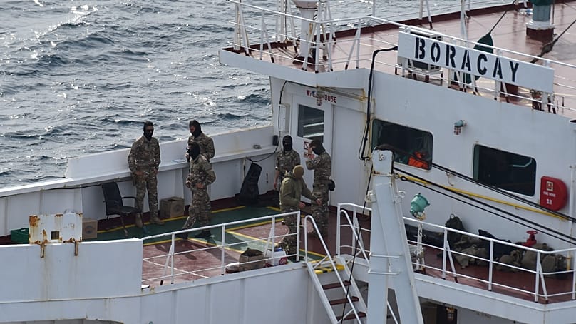 Soldaten stehen am 2. Oktober 2025, vor Saint-Nazaire auf dem Deck des Tankers "Boracay", der angeblich zur Schattenflotte Russlands gehört