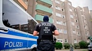 صورة أرشيفية - يقف شرطي بجوار سيارة شرطة متوقفة في برلين، ألمانيا، الأربعاء 15 يوليو/تموز 2020. (كريستوف سودر/وكالة الأنباء الألمانية عبر وكالة أسوشيتد برس، صورة أرشيفية)