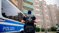 صورة أرشيفية - يقف شرطي بجوار سيارة شرطة متوقفة في برلين، ألمانيا، الأربعاء 15 يوليو/تموز 2020. (كريستوف سودر/وكالة الأنباء الألمانية عبر وكالة أسوشيتد برس، صورة أرشيفية)