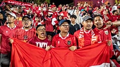 Adeptos indonésios assistem ao Campeonato do Mundo Sub-17 da FIFA 2025 em Doha, no Qatar.