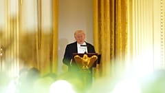 US-Präsident Donald Trump spricht während eines Staatsdinners mit dem britischen König Charles III. im East Room des Weißen Hauses, 28. April 2026