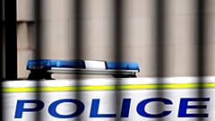 Ένα βαν της αστυνομίας είναι σταθμευμένο πίσω από κιγκλιδώματα στο Westminster στο Λονδίνο, 21 Μαρτίου 2023
