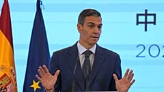 El presidente del Gobierno español, Pedro Sánchez, gesticula mientras habla durante una rueda de prensa en Pekín, China, el martes 14 de abril de 2026.
