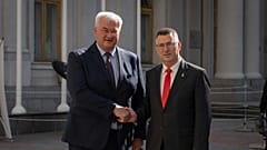 DOSYA: İsrail Dışişleri Bakanı Gideon Sa'ar, sağda, ve Ukrayna Dışişleri Bakanı Andrii Sybiha 23 Temmuz 2025 tarihinde Kiev, Ukrayna'da yaptıkları görüşme sırasında el sıkıştılar.