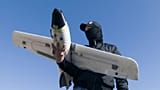 أطلق جندي من اللواء الإقليمي المنفصل 127 طائرة مسيرة استطلاعية للبحث عن طائرات مسيرة هجومية روسية على خط الجبهة في منطقة خاركيف، يوم الجمعة 13 آذار 2026.