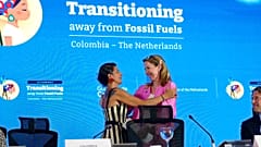 Die Umwelt- und Klimaminister:innen Kolumbiens und der Niederlande, Mitgastgeber der Konferenz in Santa Marta, umarmen sich auf dem Podium.