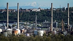 ΑΡΧΕΙΟ - Το Mont Blanc ξεπροβάλλει στο βάθος, με το διυλιστήριο Feyzin, κοντά στη Λυών στην κεντρική Γαλλία, στις 7 Νοεμβρίου 2022. 