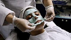 امرأة شابة تعالج وجهها بكريمات التفتيح على يد طبيب في عيادة بالرياض بالمملكة العربية السعودية