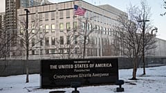 DATEI - Ein Blick auf die US-Botschaft in Kiew, Ukraine, Samstag, 12. Februar 2022.