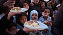 نازحون ينتظرون الحصول على الطعام المتبرع به بجانب الخيام التي يستخدمونها كملاجئ بعد فرارهم من القصف الإسرائيلي في جنوب لبنان، في بيروت، لبنان، الاثنين 6 أبريل 2026